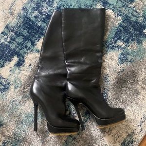 Yves saint Laurent boots in amazing like new condition all leather.